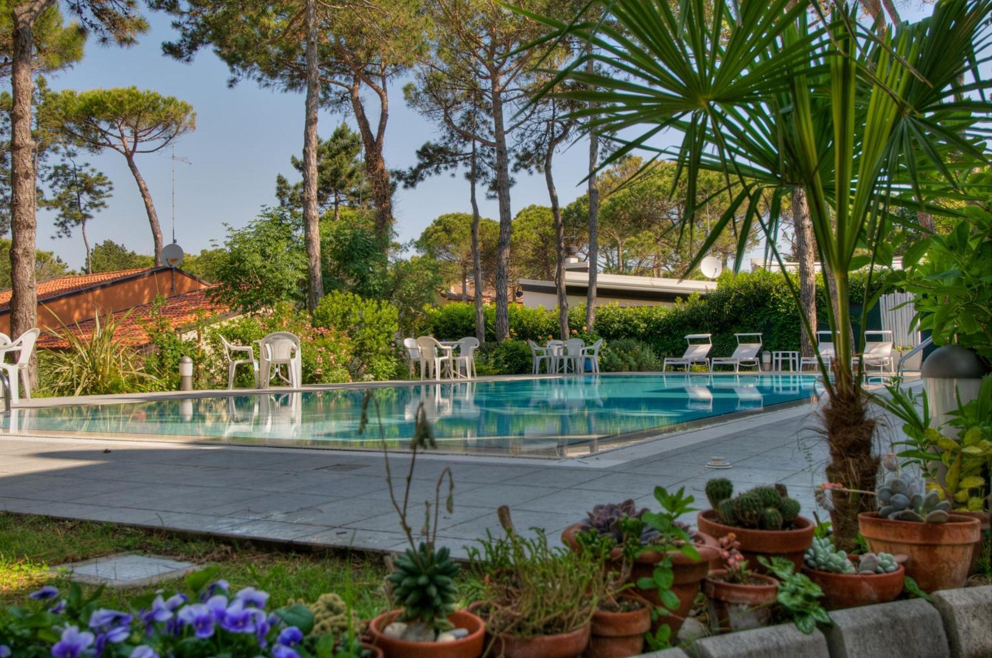 Hotel Caracas Lignano Sabbiadoro Eksteriør billede